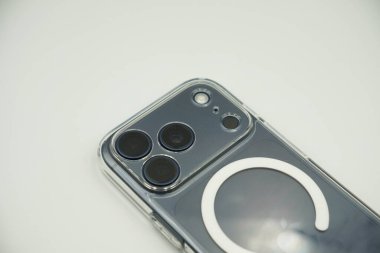 3 kameralı bir iPhone 17 Pro. Beyaz arkaplan ve Magsafe kullanılıyor..