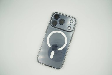 3 kameralı bir iPhone 17 Pro. Beyaz arkaplan ve Magsafe kullanılıyor..