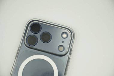 iPhone 17 Pro 'nun kamera bölümü beyaz arkaplan ile temiz bir kaplama kullanır