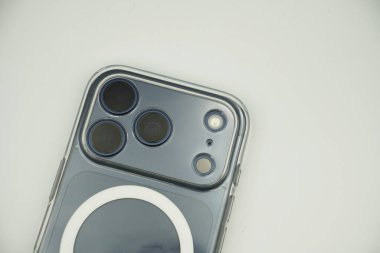 iPhone 17 Pro 'nun kamera bölümü beyaz arkaplan ile temiz bir kaplama kullanır