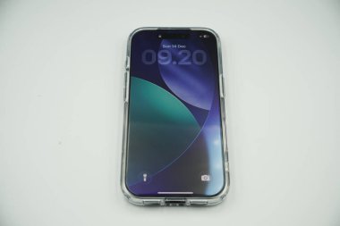 Ekran görüntüsünü tarih, saat ve diğer simgelere sahip bir akıllı telefona kilitle