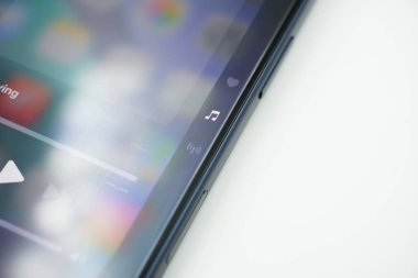 Müzik ayarları sayfası beyaz arkaplan ile iphone 17 pro