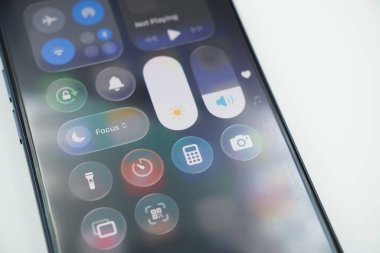 iPhone 17 Pro 'da ekran parlaklığı ve ses ayarları