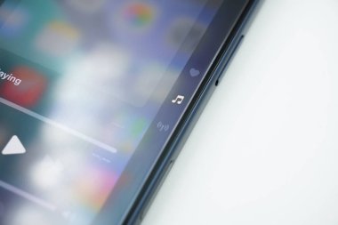 Müzik ayarları sayfası beyaz arkaplan ile iphone 17 pro