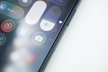 iPhone 17 Pro 'da ekran parlaklığı ve ses ayarları