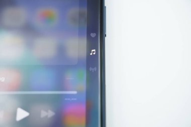 Müzik ayarları sayfası beyaz arkaplan ile iphone 17 pro