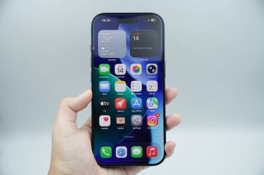 iPhone 17 Pro derin mavi varyant açık ve uygulamalarla dolu ana sayfayı gösteriyor