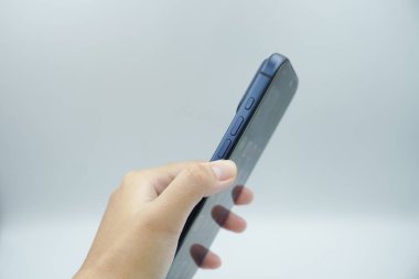 iPhone 17 Pro derin mavi varyant (ses tuşu ve çok fonksiyonlu tuş) beyaz arkaplan ile sol tarafında üç tuş