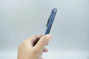 iPhone 17 Pro derin mavi varyant (ses tuşu ve çok fonksiyonlu tuş) beyaz arkaplan ile sol tarafında üç tuş