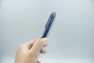 iPhone 17 Pro derin mavi varyant (ses tuşu ve çok fonksiyonlu tuş) beyaz arkaplan ile sol tarafında üç tuş