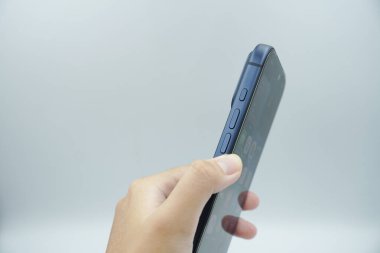 iPhone 17 Pro derin mavi varyant (ses tuşu ve çok fonksiyonlu tuş) beyaz arkaplan ile sol tarafında üç tuş