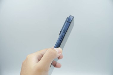 iPhone 17 Pro derin mavi varyant (ses tuşu ve çok fonksiyonlu tuş) beyaz arkaplan ile sol tarafında üç tuş