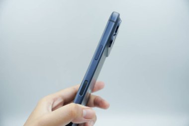 Ekran kilidi düğmesi ve kamera düğmesi iPhone 17 Pro 'nun sağ tarafında yer almaktadır..