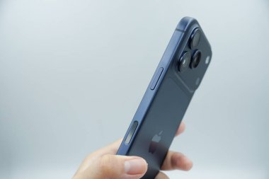 Ekran kilidi düğmesi ve kamera düğmesi iPhone 17 Pro 'nun sağ tarafında yer almaktadır..