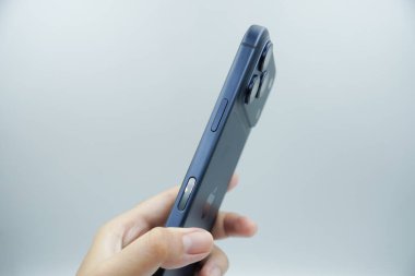 Ekran kilidi düğmesi ve kamera düğmesi iPhone 17 Pro 'nun sağ tarafında yer almaktadır..