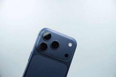 Iphone 17 'nin arka kamerası beyaz arkaplan ile koyu mavi varyant