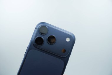Iphone 17 'nin arka kamerası beyaz arkaplan ile koyu mavi varyant