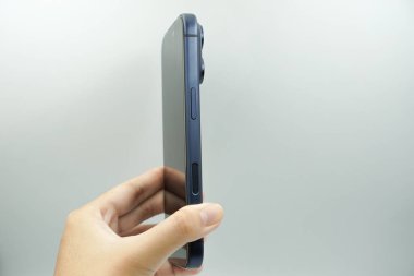 Ekran kilidi düğmesi ve kamera düğmesi iPhone 17 Pro 'nun sağ tarafında yer almaktadır..