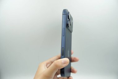 Ekran kilidi düğmesi ve kamera düğmesi iPhone 17 Pro 'nun sağ tarafında yer almaktadır..