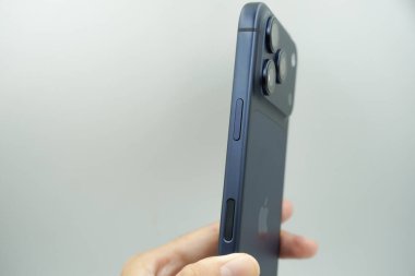 Ekran kilidi düğmesi ve kamera düğmesi iPhone 17 Pro 'nun sağ tarafında yer almaktadır..