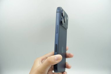 Ekran kilidi düğmesi ve kamera düğmesi iPhone 17 Pro 'nun sağ tarafında yer almaktadır..