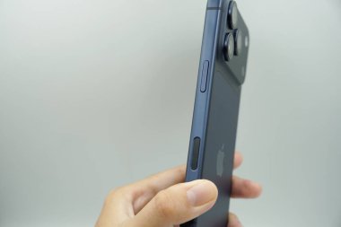 Ekran kilidi düğmesi ve kamera düğmesi iPhone 17 Pro 'nun sağ tarafında yer almaktadır..