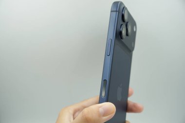Ekran kilidi düğmesi ve kamera düğmesi iPhone 17 Pro 'nun sağ tarafında yer almaktadır..