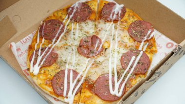 Biftek, mozarella peyniri ve mayonez soslu 20 cm pizza kutusu.