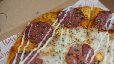 Biftekli pizza, mozzarella peyniri ve mayonez.