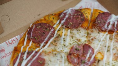 Biftekli pizza, mozzarella peyniri ve mayonez.