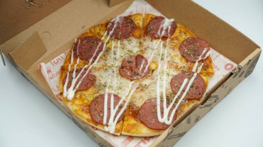 Biftek, mozarella peyniri ve mayonez soslu 20 cm pizza kutusu.