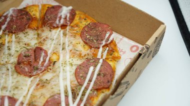 20 cm pepperonili, mozzarella peynirli ve mayonezli pizza.