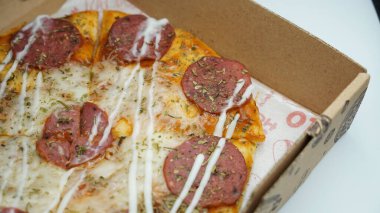 20 cm pepperonili, mozzarella peynirli ve mayonezli pizza.