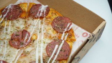 20 cm pepperonili, mozzarella peynirli ve mayonezli pizza.