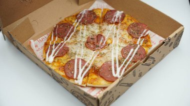 Biftek, mozarella peyniri ve mayonez soslu 20 cm pizza kutusu.