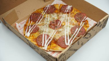 Biftek, mozarella peyniri ve mayonez soslu 20 cm pizza kutusu.