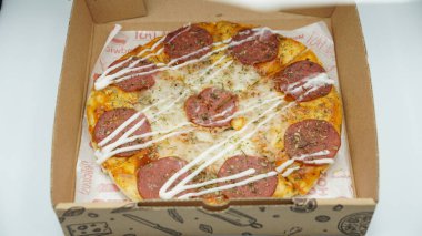 Biftek, mozarella peyniri ve mayonez soslu 20 cm pizza kutusu.