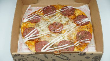 Biftek, mozarella peyniri ve mayonez soslu 20 cm pizza kutusu.