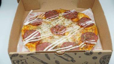 Biftek, mozarella peyniri ve mayonez soslu 20 cm pizza kutusu.