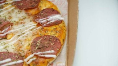 Biftekli pizza, mozzarella peyniri ve mayonez.