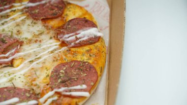 Biftekli pizza, mozzarella peyniri ve mayonez.