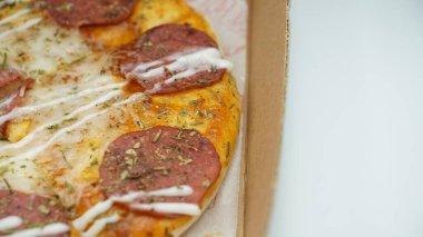 Biftekli pizza, mozzarella peyniri ve mayonez.