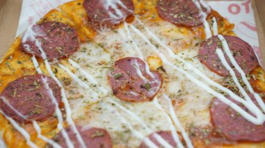 20 cm pepperonili, mozzarella peynirli ve mayonezli pizza.