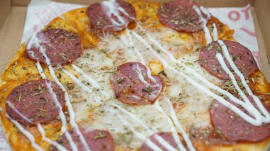 20 cm pepperonili, mozzarella peynirli ve mayonezli pizza.