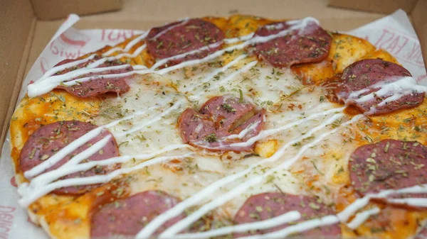 Biftek, mozarella peyniri ve mayonez soslu 20 cm pizza kutusu.