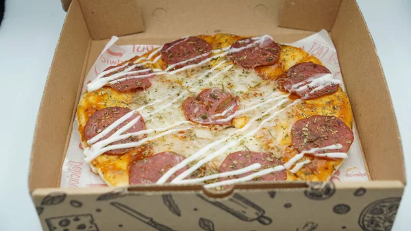 Biftek, mozarella peyniri ve mayonez soslu 20 cm pizza kutusu.