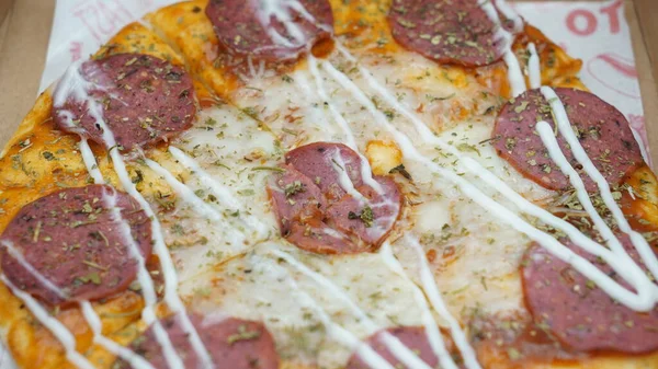 20 cm pepperonili, mozzarella peynirli ve mayonezli pizza.