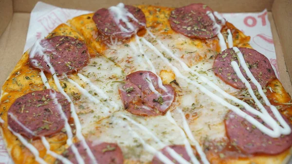 20 cm pepperonili, mozzarella peynirli ve mayonezli pizza.