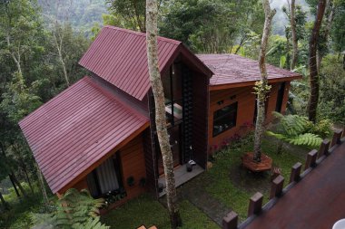 Dağlık arazide ahşap titreşimli bir kulübe.