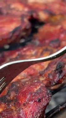 Diğer et ve sosislerle çevrili ızgarada biberiyeyle fırçalanmış sulu biftek bifteği. Ağır çekim. Yüksek kalite 4k görüntü